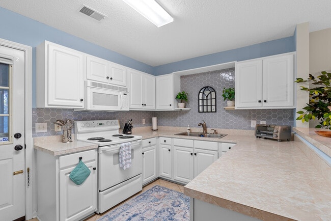 Building Photo - Furnished rental in Chapin