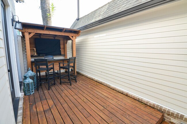 Building Photo - Fully Furnished in Downtown Franklin