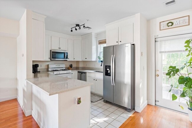 Building Photo - 122 E Squantum St