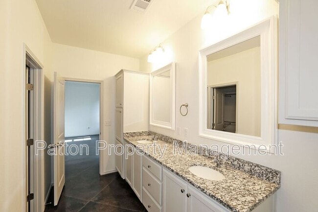 Building Photo - 5000 Ratliff St