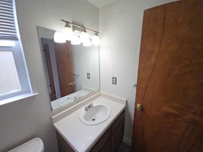 Building Photo - 3BD/2BA McKinleyville home features ample ...