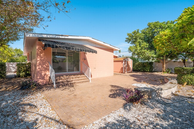 Building Photo - 2173 W Vina Del Mar Blvd