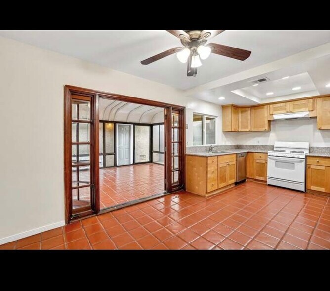 Building Photo - 15210 Shadybend Dr