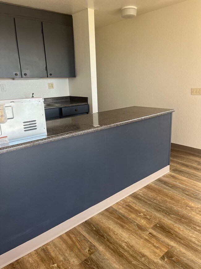 Building Photo - Rare 3 bedroom unit with 2 parking stalls