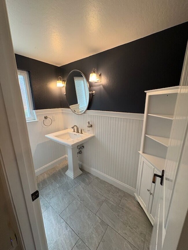 Building Photo - Los Gatos Family Townhome Ready for Move i...