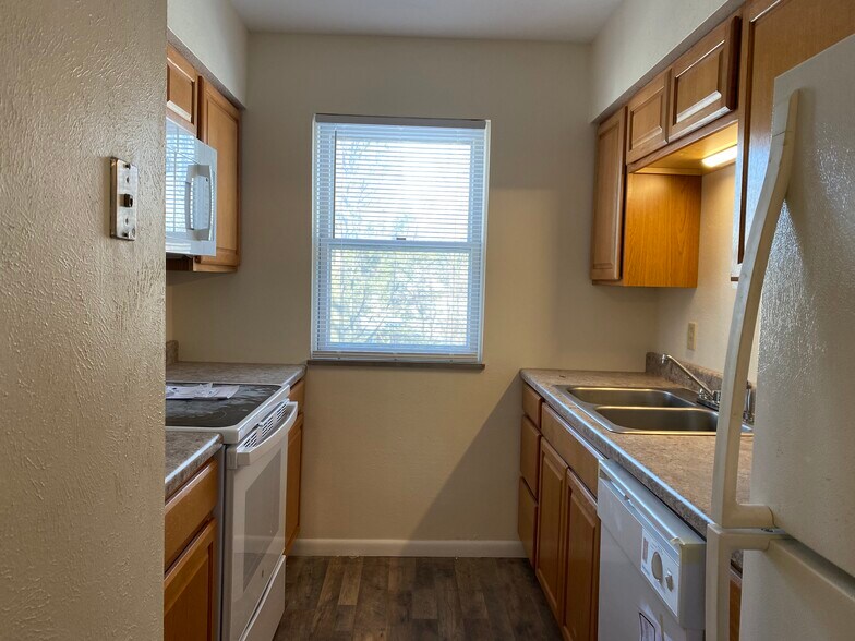 Kitchen - 411 Poplar Ave