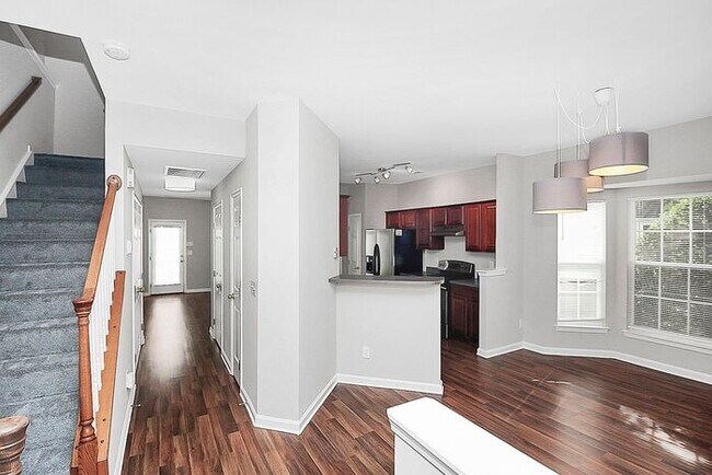 Building Photo - 2BD/2.5BA End Unit Townhome in Blakeney Greens!