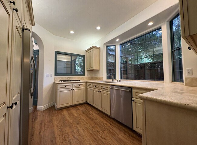 Building Photo - Spacious and Inviting 3-Bedroom, 2.5-Bath Townhome in the Heart of Menlo Park