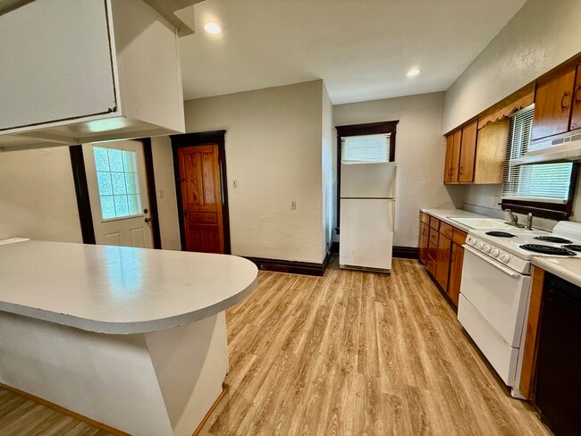 Building Photo - 602 1st St NW