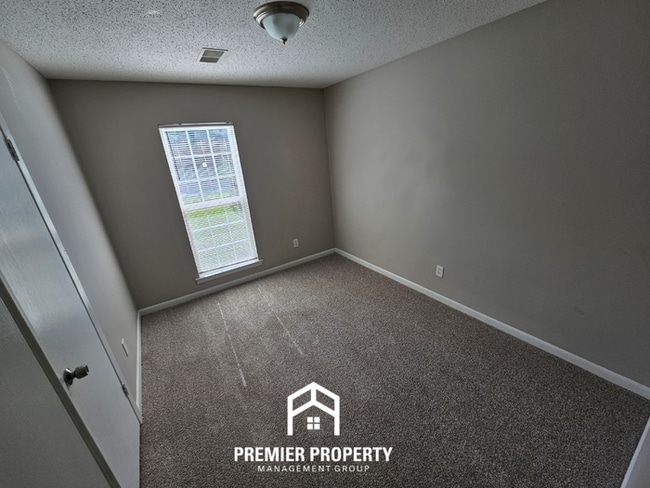 Building Photo - Move-In Ready 3BR Gem in Memphis - Cozy Fireplace, Tile Dining & Private Yard