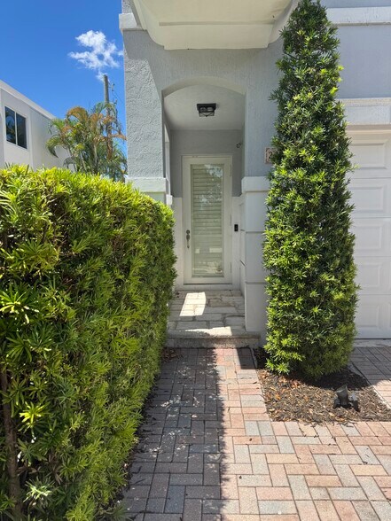 Building Photo - 2515 NE 18th St