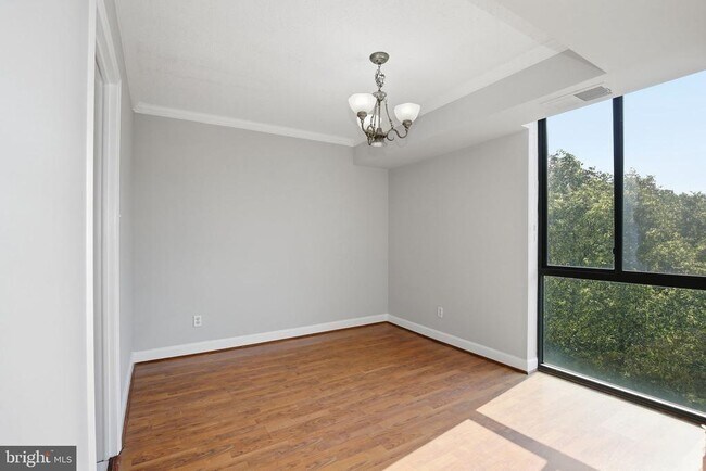Building Photo - 2300 Pimmit Dr