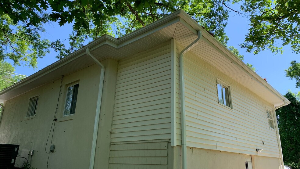 Building Photo - Room in House on E Cornwallis Rd