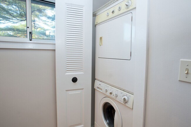 Building Photo - Stratton Forest Condo