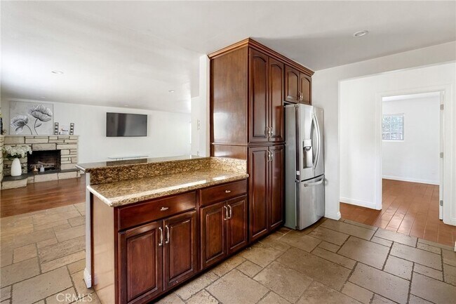 Building Photo - 7044 White Oak Ave