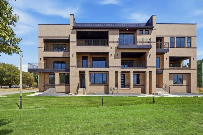 Building Photo - 404 Vista Buena Trl