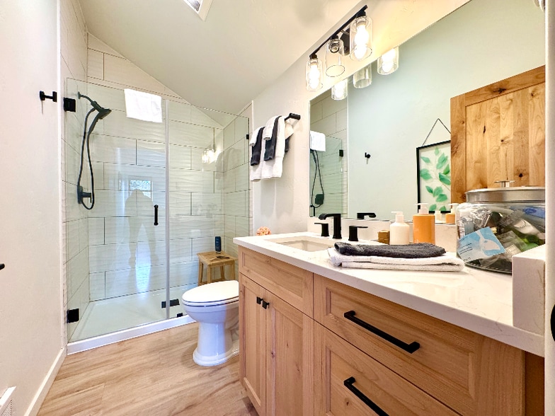 Building Photo - 1120 Holt Dr