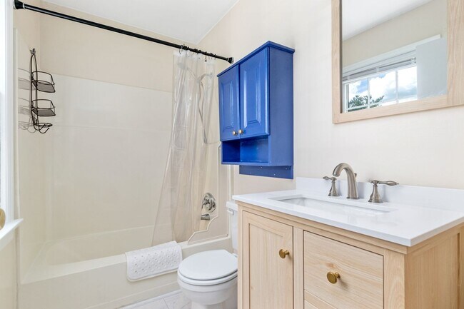 Building Photo - 3 Bed/2 1/2 Bath Pool Pet Friendly Bus line Parking