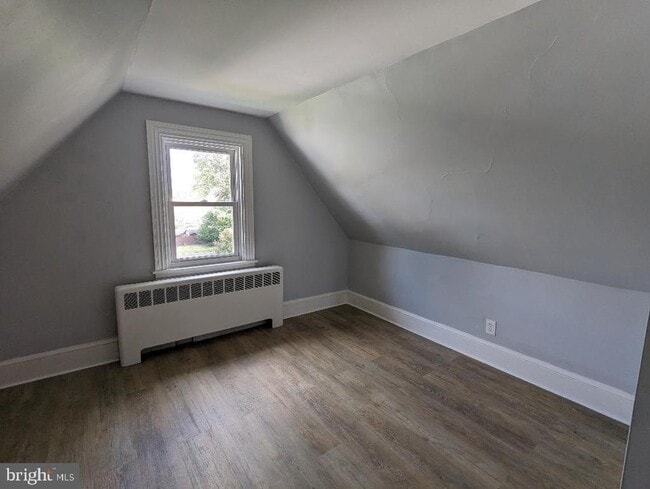 Building Photo - 511 Evesham Ave W