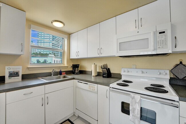 Building Photo - 341 N Birch Rd