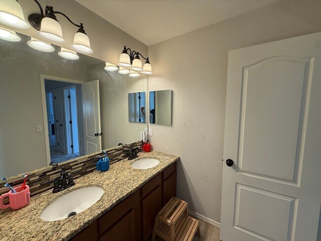 Building Photo - 6 Bed 4 Bath Home with 3000+ SQFT in Stetson Hills!!!
