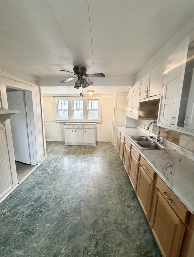 Building Photo - 3 Bedroom - 1 Bath Home WITH PROMO: ONE MONTH FREE!