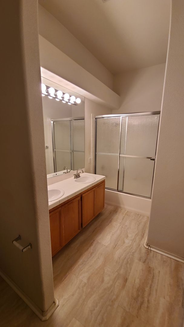 Building Photo - Upstairs Condo with Mountain and City View