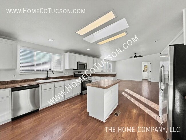 Building Photo - 5840 E Dakota Rd