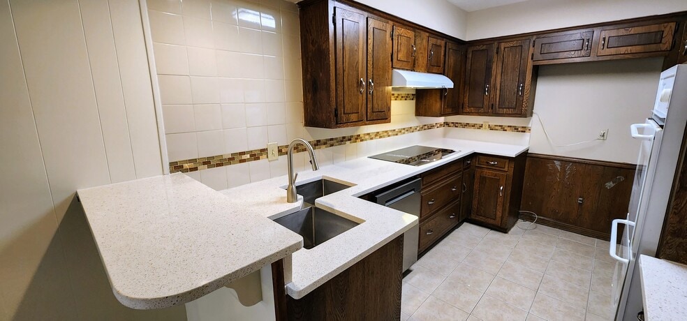 Building Photo - 7737 Village Trail Dr