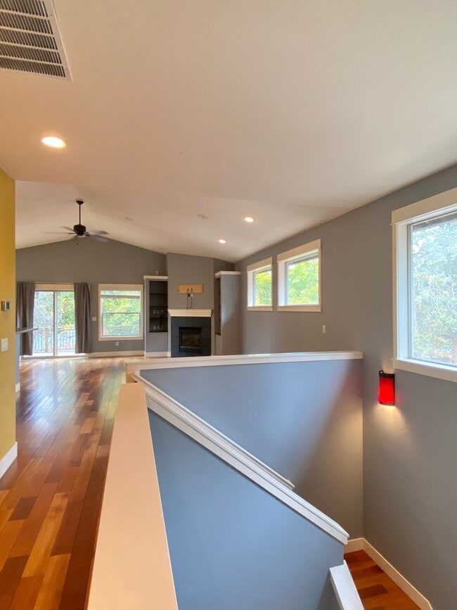 Building Photo - Spacious 3 BR w/ all wood floors and great midtown Bend location