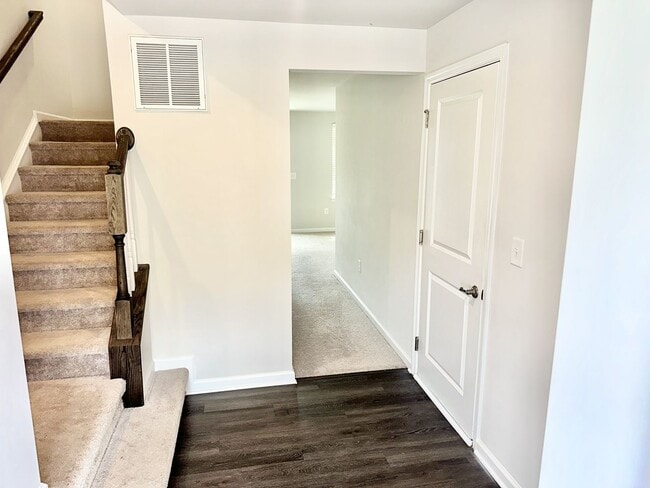 Building Photo - Amazing 3BD, 2.5BA End-Unit Townhome with 4th Bonus Room in the Heart of Durham