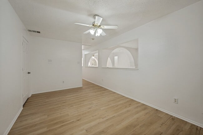Building Photo - 5518 Heathercrest Dr