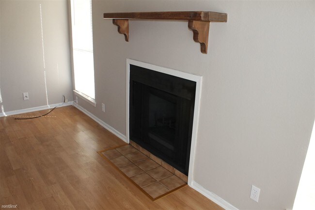 Building Photo - 2 br, 1 bath Apartment - 4243 Family Tree