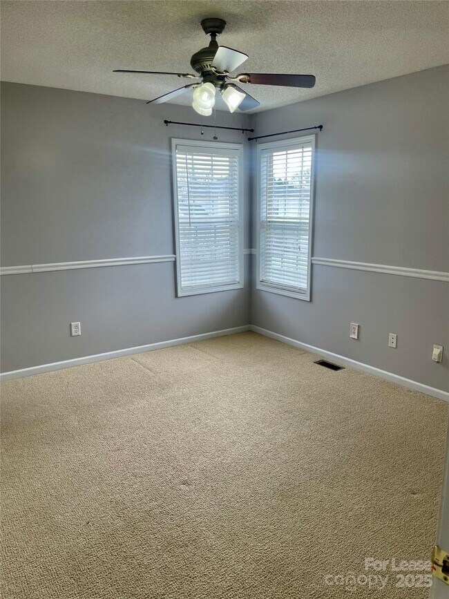 Building Photo - 3823 Thomas Ridge Dr