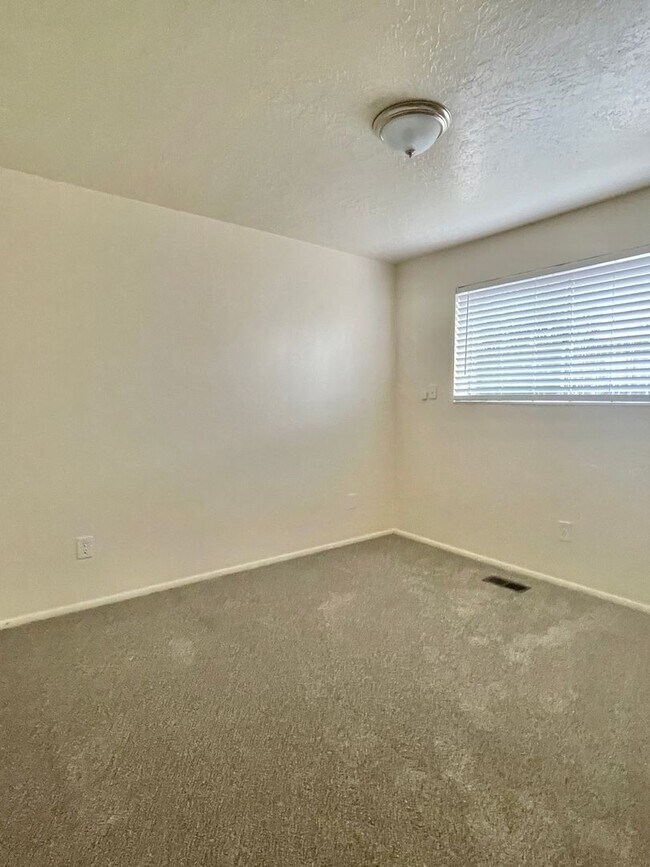 Building Photo - 188 N Pingree Ave