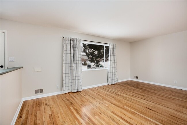 Building Photo - 982 E Briarwood Cir S