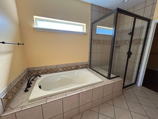 Building Photo - Gorgeous 4 Bedroom in Desirable East Misso...