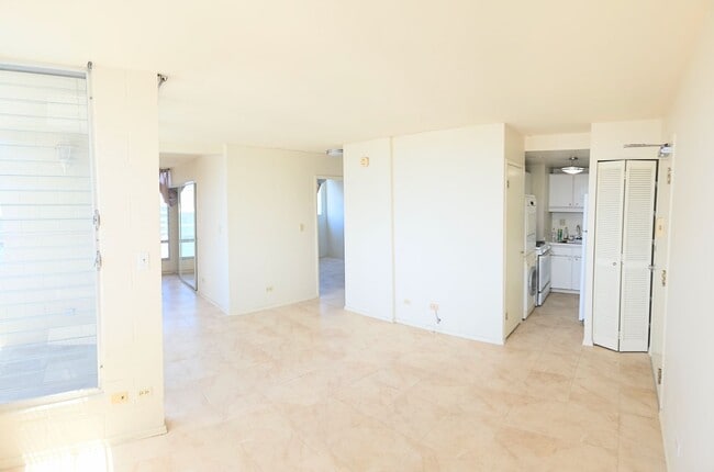 Building Photo - Punahou Pulelehua 2 Bedroom 1 Bathroom 1 Parking 15th Floor Condominium