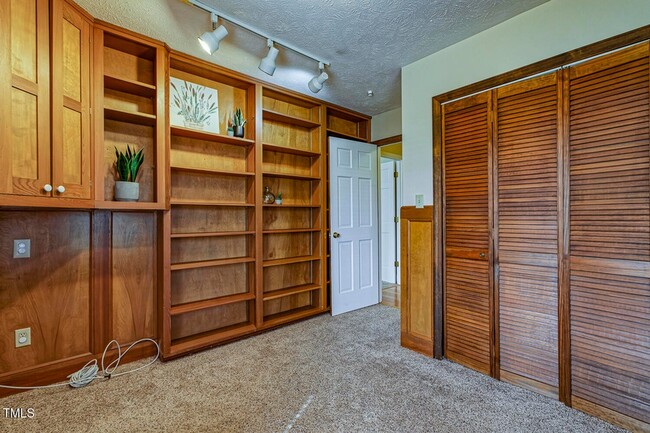 Building Photo - 4610 Linden Rd