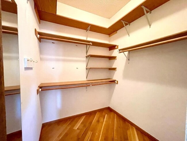 Building Photo - 640 S Park Ct