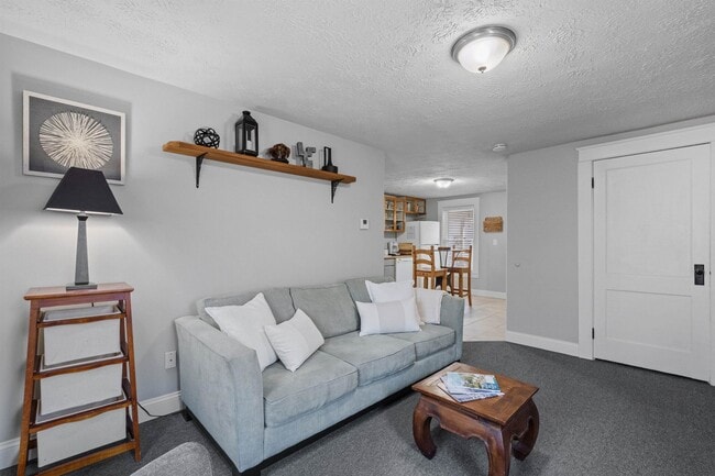 Building Photo - 65 S Elm St