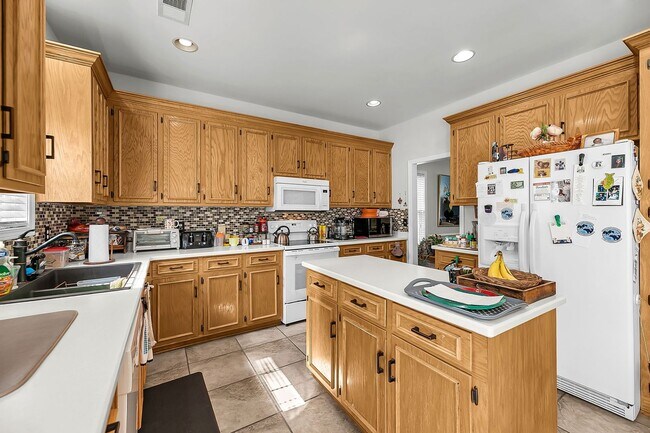 Building Photo - Spacious & Well-Maintained Home for Rent in North Charleston