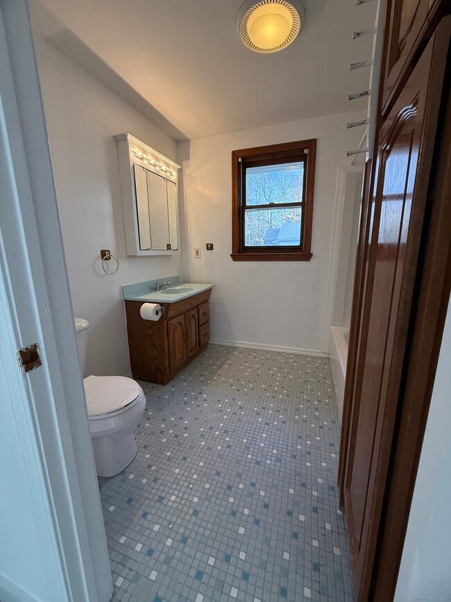 Building Photo - 74 Grove Beach Rd N