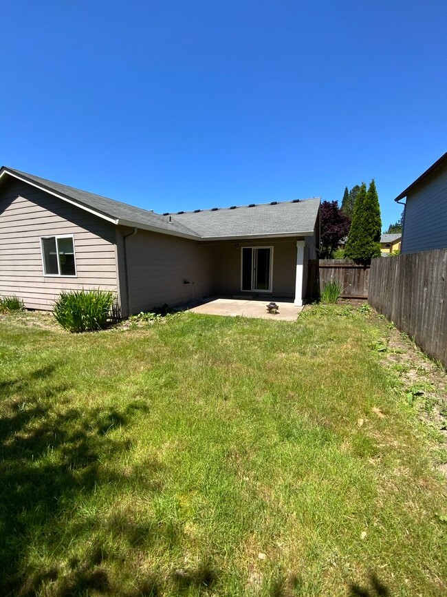 Building Photo - Charming Salmon Creek Ranch!