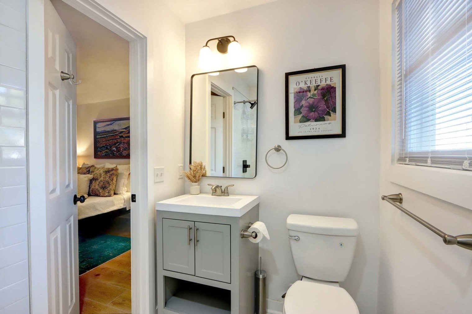 Building Photo - 306 E Victory Dr