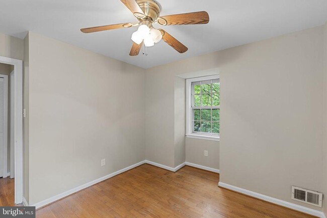 Building Photo - 6048 Redwood Ln