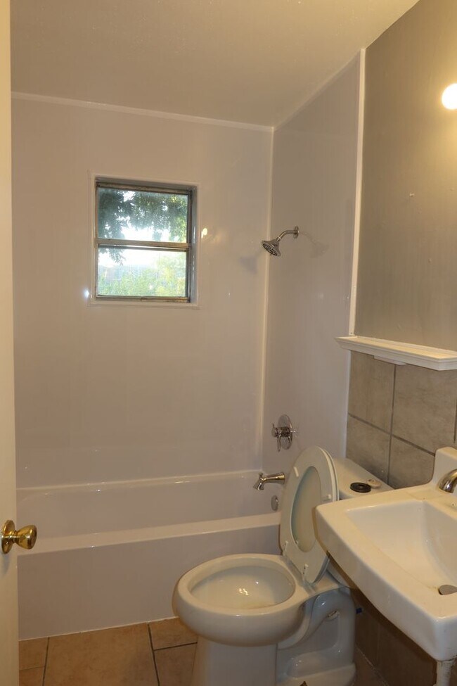Building Photo - Chesterfield Duplex  N/M