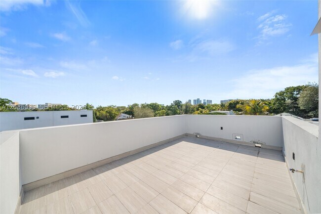 Building Photo - 11 NE 51st St