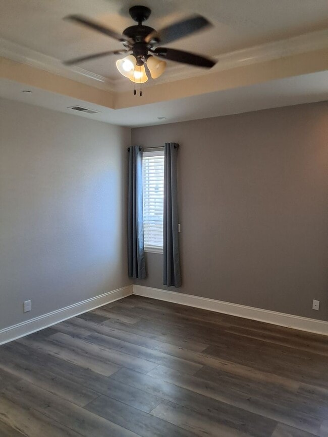 Building Photo - 4 bed / 2 bath with outdoor entertaining area