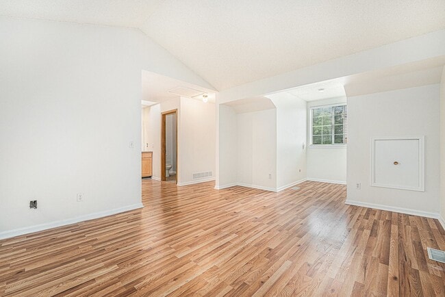 Building Photo - Light & Bright End Unit Townhouse